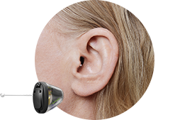 L’image montre un appareil auditif intra-auriculaire invisible