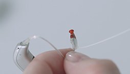 Comment fixer une pièce de maintien sur votre appareil auditif