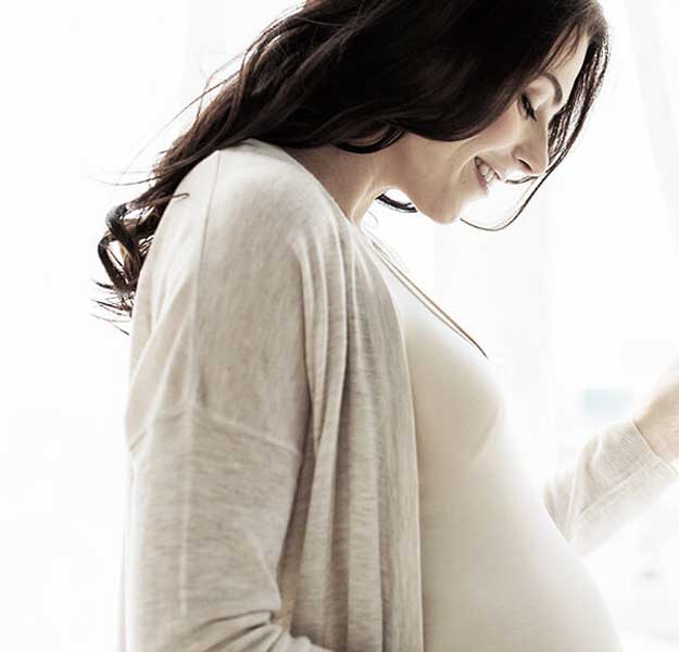 L'image montre une femme qui est enceinte