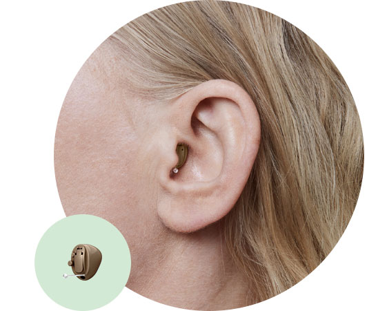 L’image montre un appareil auditif complètement intra-conduit dans une oreille