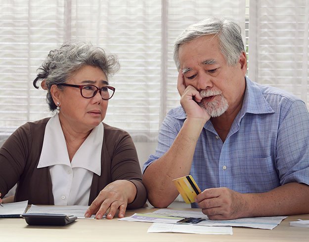 l’image montre un homme et une femme qui parlent et qui regardent un document