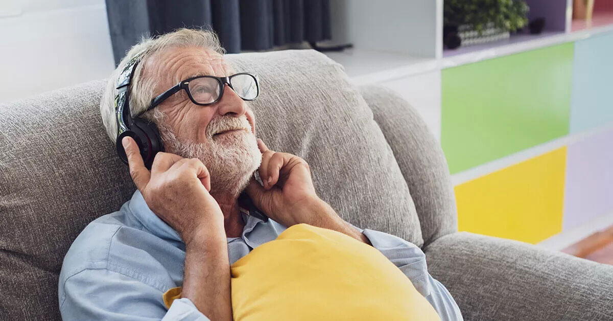 Un homme âgé avec un casque