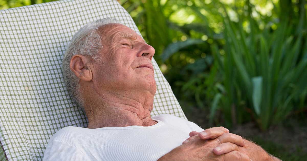 Un homme dort dans le jardin