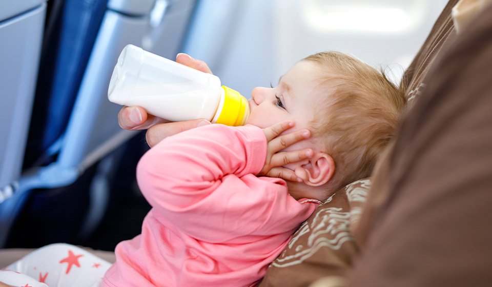 Afbeelding van baby op vliegtuig