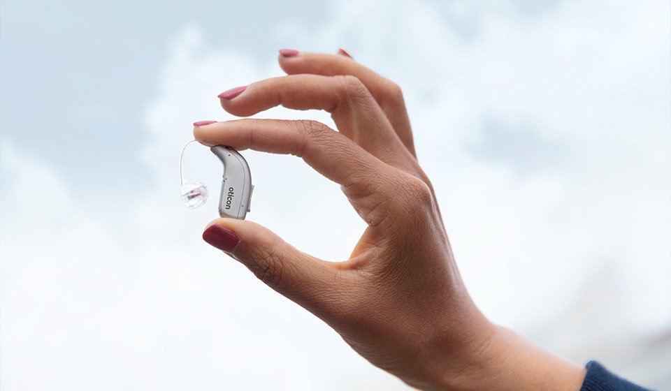 Afbeelding van een hoorapparaat in een hand