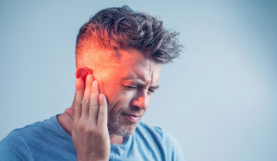 Afbeelding van man met pijn ter hoogte van het oor