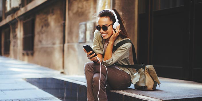 Afbeelding van vrouw die naar muziek luistert via koptelefoon