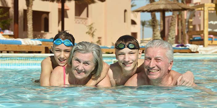 Afbeelding van grootouders en kleinkinderen in een zwembad