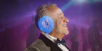 Man met speech bubble logo op oor