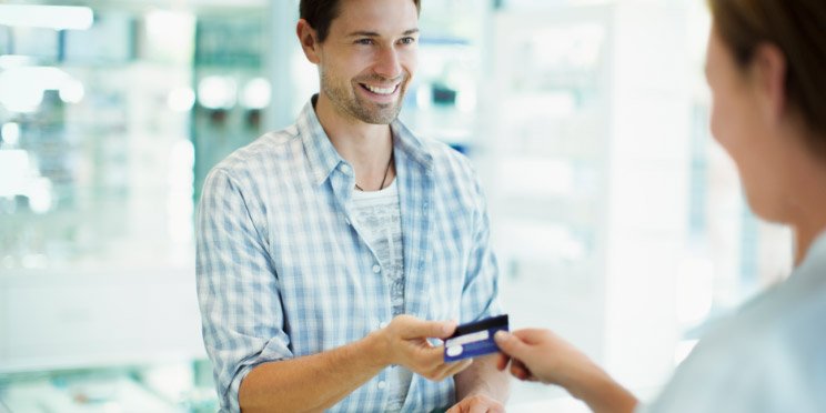 De afbeelding toont een man met betaalkaart