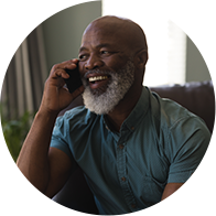 Afbeelding van oudere man die aan de telefoon praat