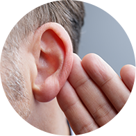 Afbeelding van hand achter oor om geluid te lokaliseren