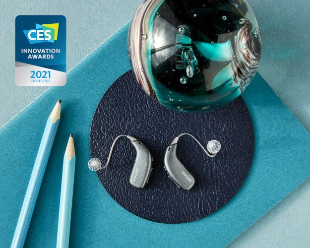 Afbeelding van hoorapparaten achter het oor met andere voorwerpen