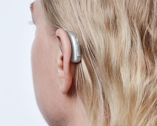 Afbeelding van hoorapparaten achter het oor